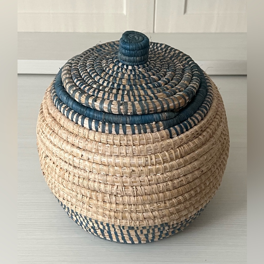 AFRICAN ARTISAN HANDMADE NATURAL WOVE ROUND COIL BASKET w/LID RWANDA 6” tan/blue